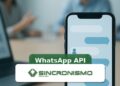 Imagem de destaque sobre WhatsApp API com marca da Sincronismo