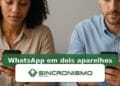 Imagem de destaque sobre WhatsApp em dois aparelhos com marca da Sincronismo