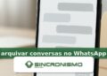 Imagem de destaque sobre arquivar conversas no WhatsApp com marca da Sincronismo